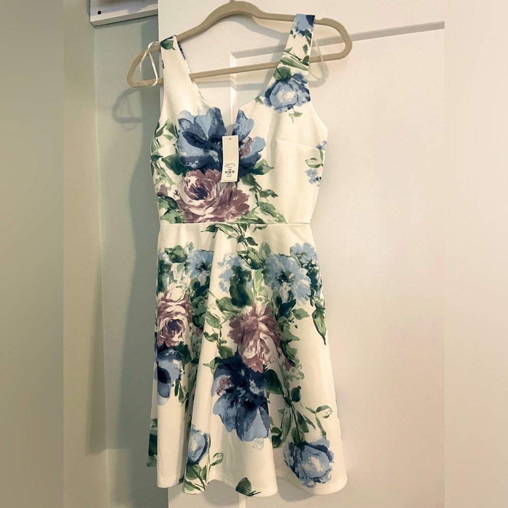 XXS Women’s Francesca’s white floral dress